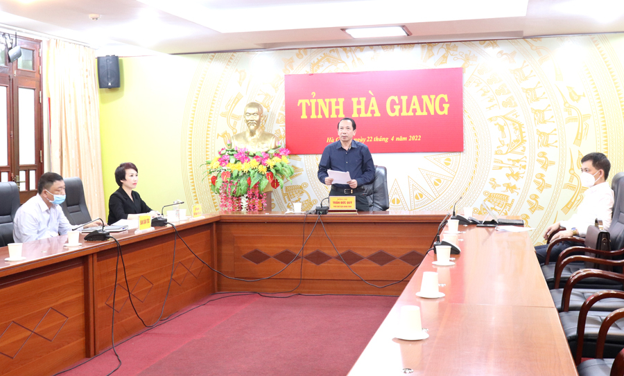 Phó Chủ tịch UBND tỉnh Trần Đức Quý phát biểu tham luận tại buổi tọa đàm.
