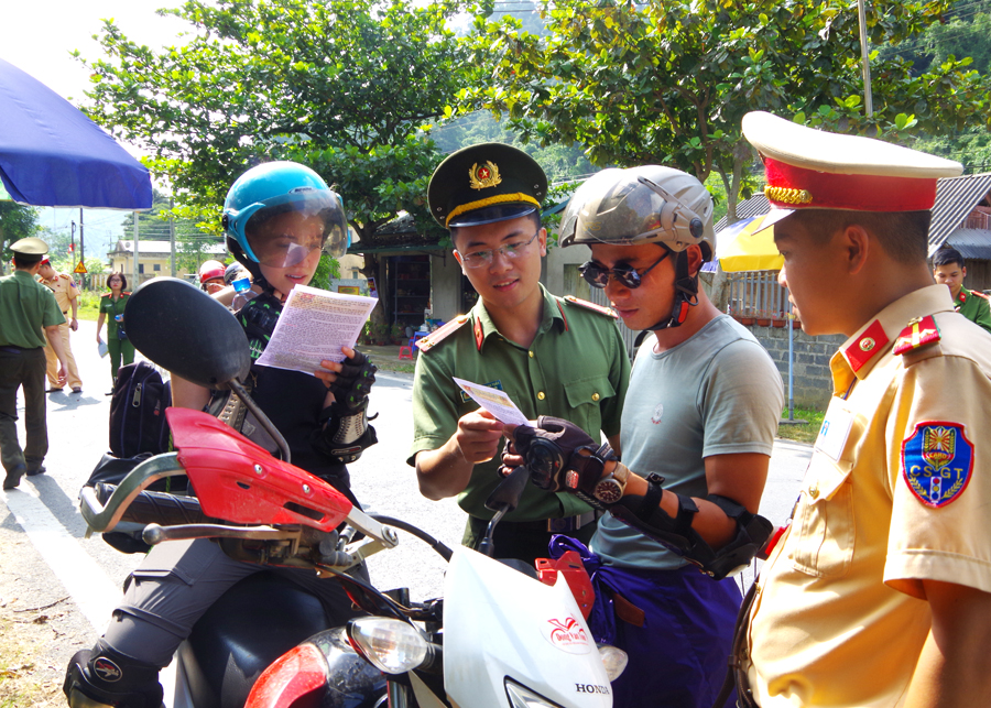Lực lượng Cảnh sát Giao thông phát tờ rơi, hướng dẫn khách du lịch tham gia giao thông.
