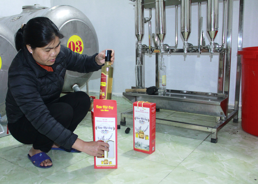 Sản xuất rượu Mật ong lên men (sản phẩm OCOP 3 sao) của HTX nông lâm nghiệp Đức Thắng, thị trấn Yên Minh (Yên Minh).                          