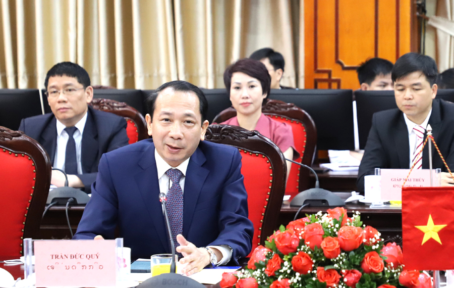 Đồng chí Trần Đức Quý, Phó Chủ tịch UBND tỉnh báo cáo khái quát tình hình phát triển KT-XH với Đoàn đại biểu nước CHDCND Lào.
