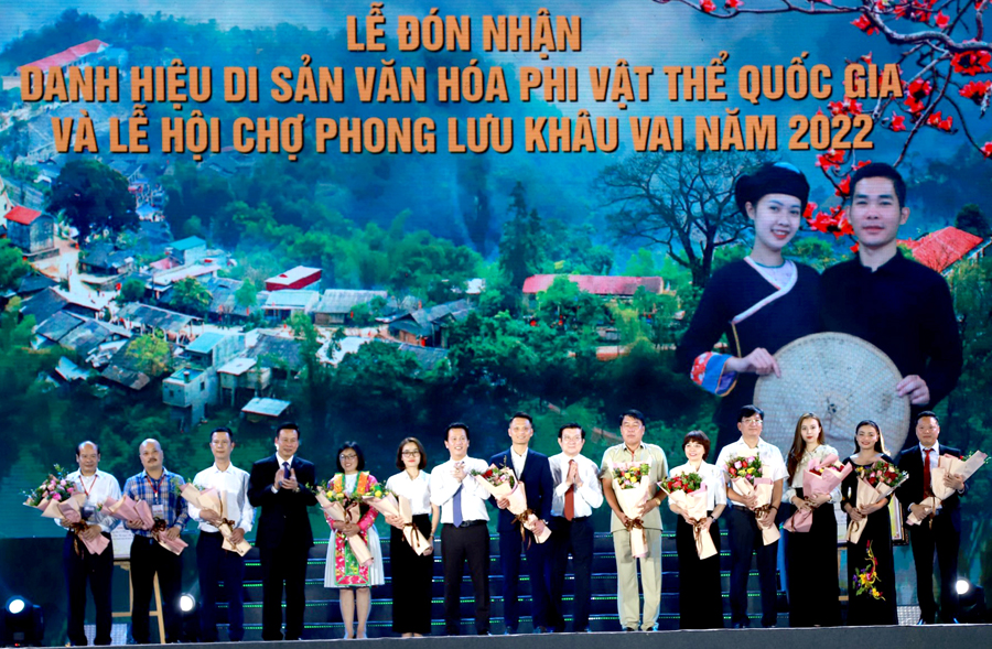 Nguyên Chủ tịch nước Trương Tấn Sang và các đồng chí lãnh đạo tỉnh tặng hoa các công ty, doanh nghiệp.
