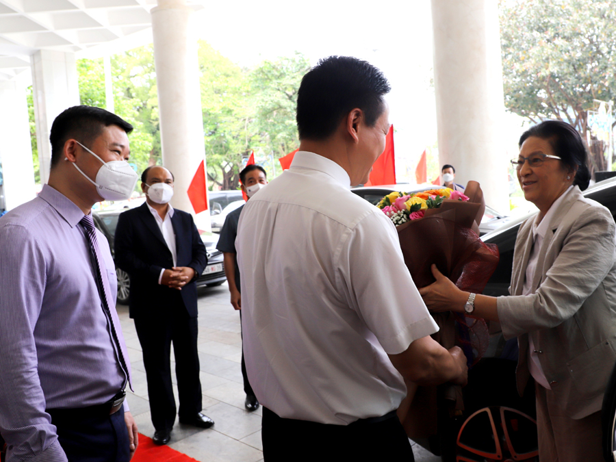 Chủ tịch UBND tỉnh Nguyễn Văn Sơn tặng hoa Phó Chủ tịch nước CHDCND Lào Pany Yathotu.

