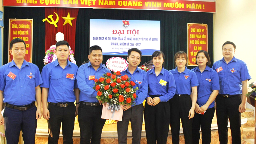 Đại diện Tỉnh đoàn Hà Giang tặng hoa chúc mừng BCH Đoàn TNCS Hồ Chí Minh Sở NN&PTNT khóa IX.
