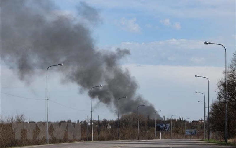 Khói bốc lên từ sân bay ở Dnipro, miền đông Ukraine, ngày 10/4, trong bối cảnh chiến dịch quân sự của Nga đang diễn ra tại Ukraine. 