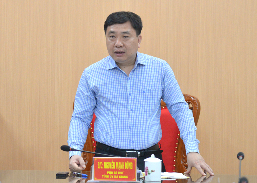 Phó Bí thư Tỉnh ủy Nguyễn Mạnh Dũng phát biểu kết luận tại buổi làm việc với BTV Huyện ủy Quản Bạ.
