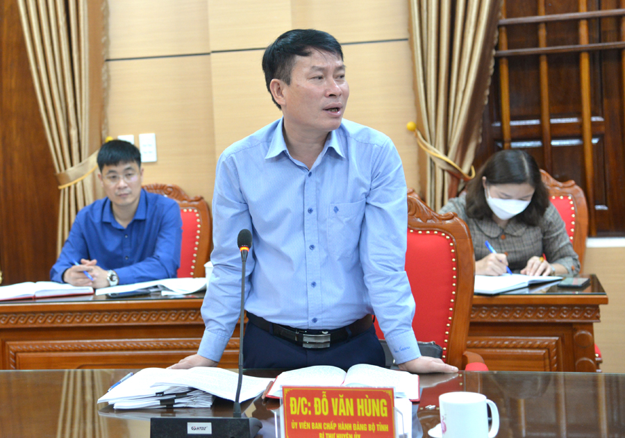 Bí thư Huyện ủy Quản Bạ Đỗ Văn Hùng báo cáotại buổi làm việc
