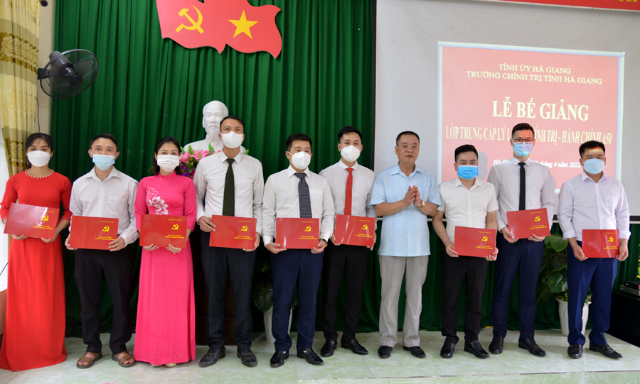 Lãnh đạo Trường Chính trị tỉnh trao Bằng tốt nghiệp cho các học viên
