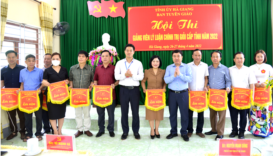 Phó Bí thư Tỉnh ủy Nguyễn Mạnh Dũng và Trưởng ban Tuyên giáo Tỉnh ủy Vũ Mạnh Hà tặng Cờ lưu niệm cho các đoàn tham gia dự thi

