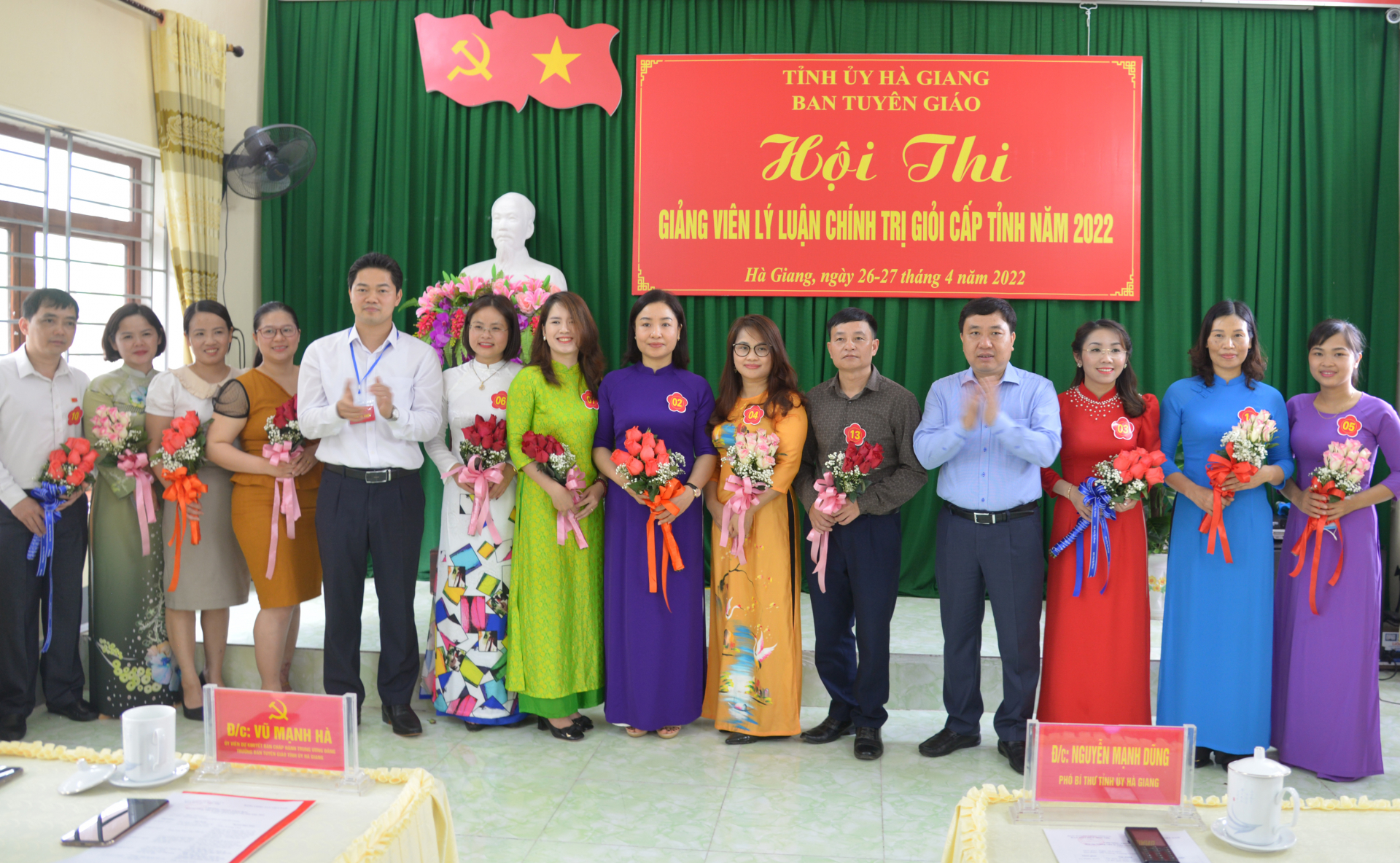 Phó Bí thư Tỉnh ủy Nguyễn Mạnh Dũng và Trưởng ban Tuyên giáo Tỉnh ủy Vũ Mạnh Hà tặng hoa cho các thí sinh tham gia hội thi.
