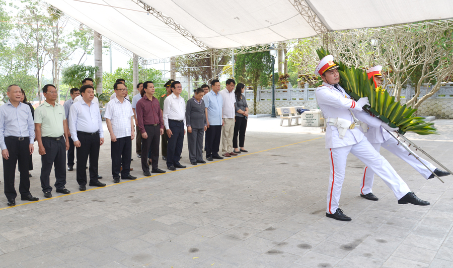 Nguyên Chủ tịch nước Trương Tấn Sang và các đại biểu dâng hoa tưởng niệm các Anh hùng Liệt sĩ.
