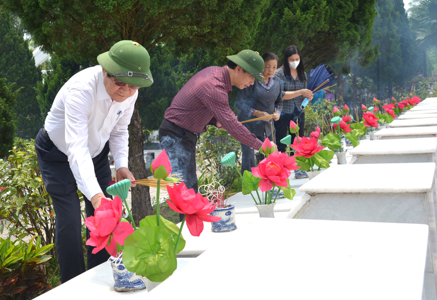 Nguyên Chủ tịch nước Trương Tấn Sang thắp hương phần mộ các Anh hùng Liệt sĩ.
