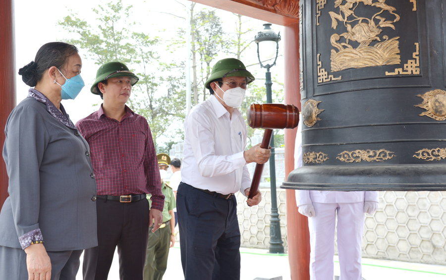 Nguyên Chủ tịch nước Trương Tấn Sang thỉnh Chuông tưởng niệm các Anh hùng Liệt sĩ.
