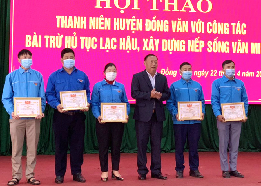 Lãnh đạo huyện Đồng Văn biểu dương, khen thưởng ĐVTN tiêu biểu của huyện trong bài trừ HTLH