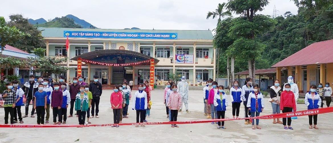 Các em học sinh xã Thuận Hòa chuẩn bị xét nghiệm Covid-19
