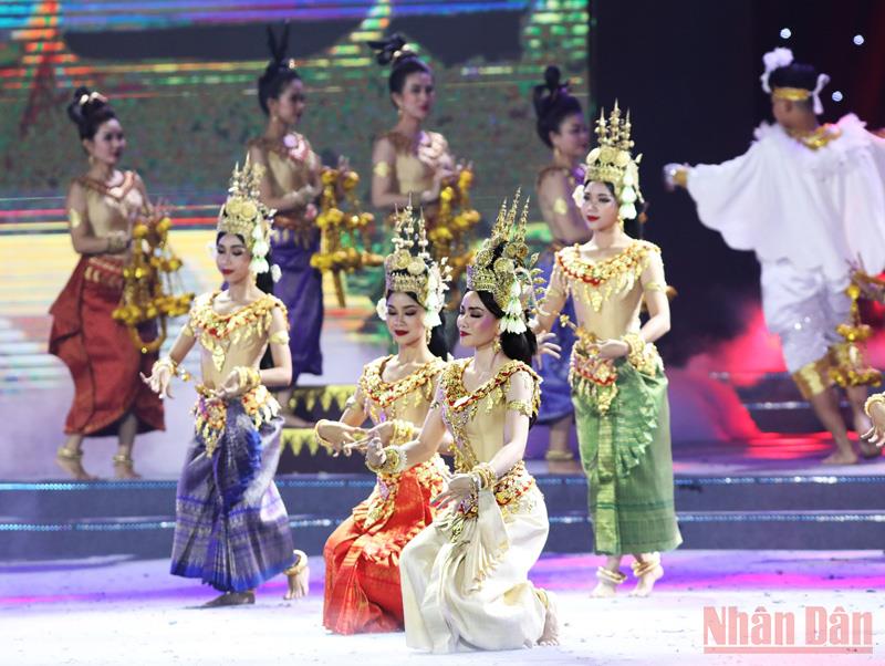 Các nghệ sĩ Campuchia biểu diễn tiết mục nghệ thuật truyền thống.