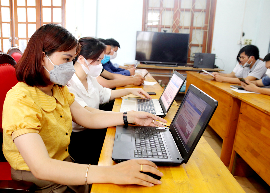 Cán bộ, đảng viên xã Phương Độ (thành phố Hà Giang) tham gia cuộc thi trực tuyến tìm hiểu Nghị quyết Đại hội Đảng các cấp.
