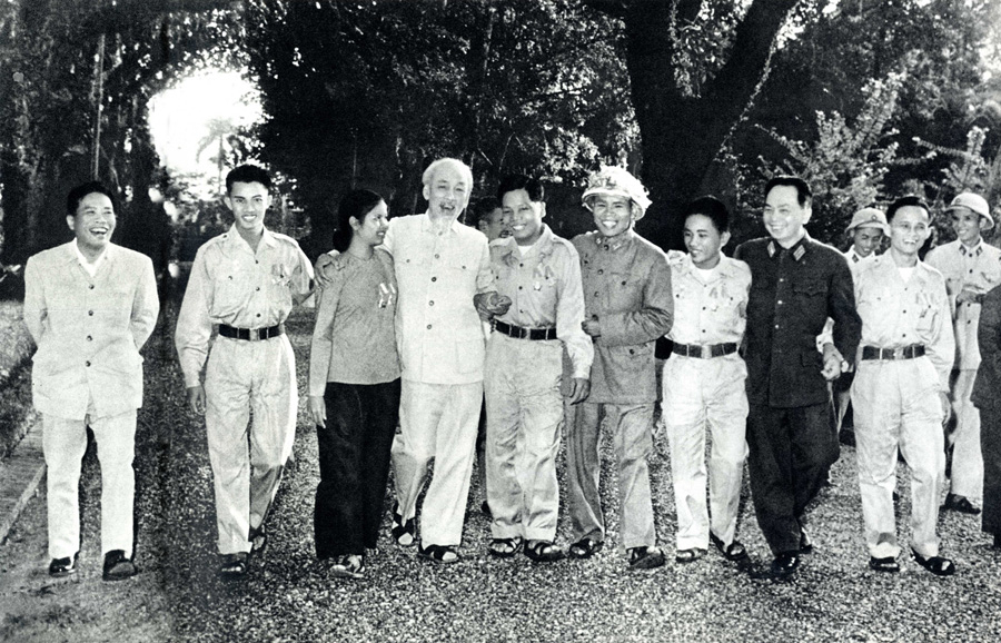 Chủ tịch Hồ Chí Minh cùng đoàn đại biểu Anh hùng Lực lượng vũ trang nhân dân giải phóng miền Nam

