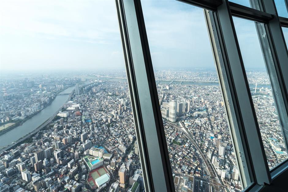Bên trong tháp có 2 đài quan sát mang đến tầm nhìn ngoạn mục ra khắp Tokyo. Điểm ngắm cảnh cao nhất của tháp là Sorakara Point, nằm ở độ cao 451,2 m. Trên tầng 340 và 350, du khách sẽ tìm thấy Skytree Cafe trong khi ở tầng 345 Sky Restaurant 634 phục vụ các món ăn ngon lấy cảm hứng từ hương vị của Tokyo cổ kính.
