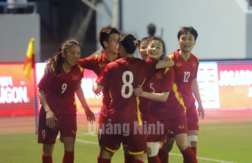 Các cô gái vàng của thể thao Việt Nam nở nụ cười rạng rỡ mừng bàn thắng trong tiến hô vang của CĐV có mặt tại chảo lửa Cẩm Phả.