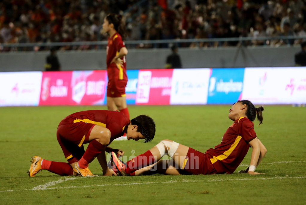 Về cuối trận, với thể hình, thể lực tốt và mong muốn tìm kiếm bàn gỡ, Philippines đá rát hơn và không ngại va chạm khiến một số cầu thủ Việt Nam bị đau...