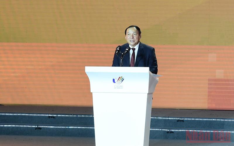 Bộ trưởng Nguyễn Văn Hùng phát biểu. (