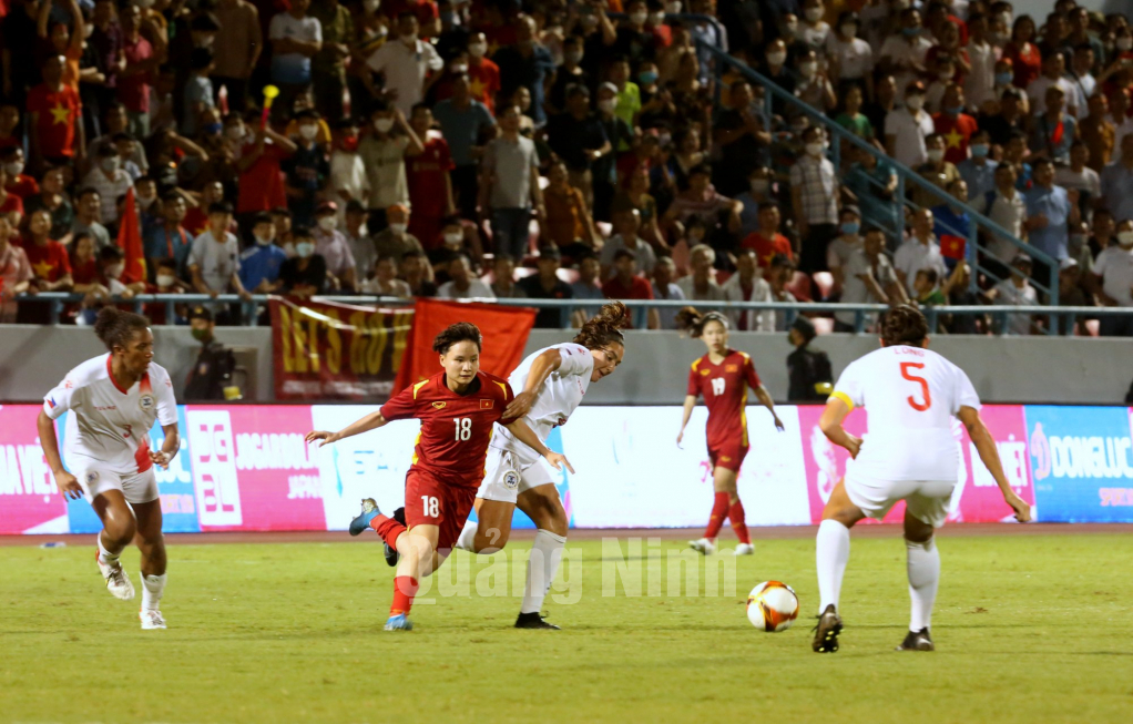 Bước vào trận đấu với một đối thủ có thể hình vượt trội nhưng những cô gái vàng của thể thao Việt Nam không hề nao núng. Trái lại, tốc độ, kỹ thuật cá nhân và sự quyết tâm của các cầu thủ ĐT nữ Việt Nam khiến các cầu thủ Philippines gặp không ít lùng túng.