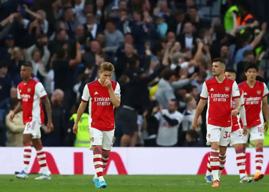 Cầu thủ Arsenal buồn sau bàn thua thứ hai trong trận đấu chủ nhà Tottenham ngày 12/5. 
