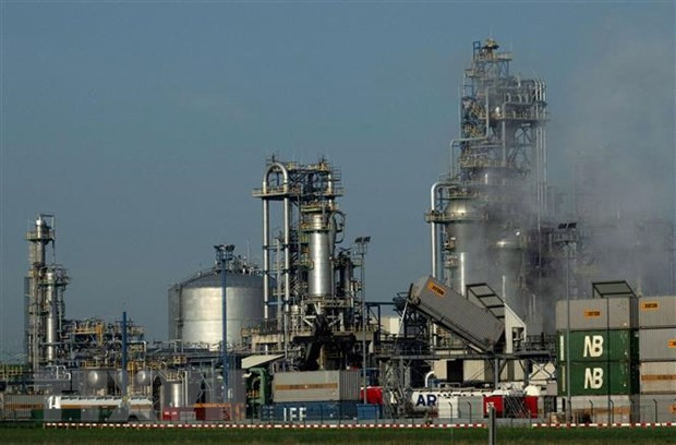Toàn cảnh nhà máy lọc dầu OMV lớn nhất của Áo ở Schwechat, gần Vienna. 