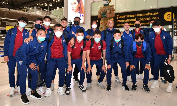 Các cầu thủ Thái Lan rời sân bay quốc tế Suvarnabhumi, Bangkok tối 29/5 để dự U23 châu Á. Nhiều cầu thủ khác đang chơi ở nước ngoài sẽ bay thẳng đến Uzbekistan đấu giải. 
