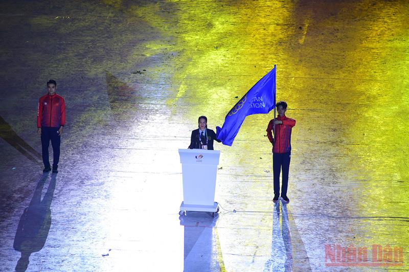 Trọng tài Phan Thị Ngọc Linh tuyên thệ. 