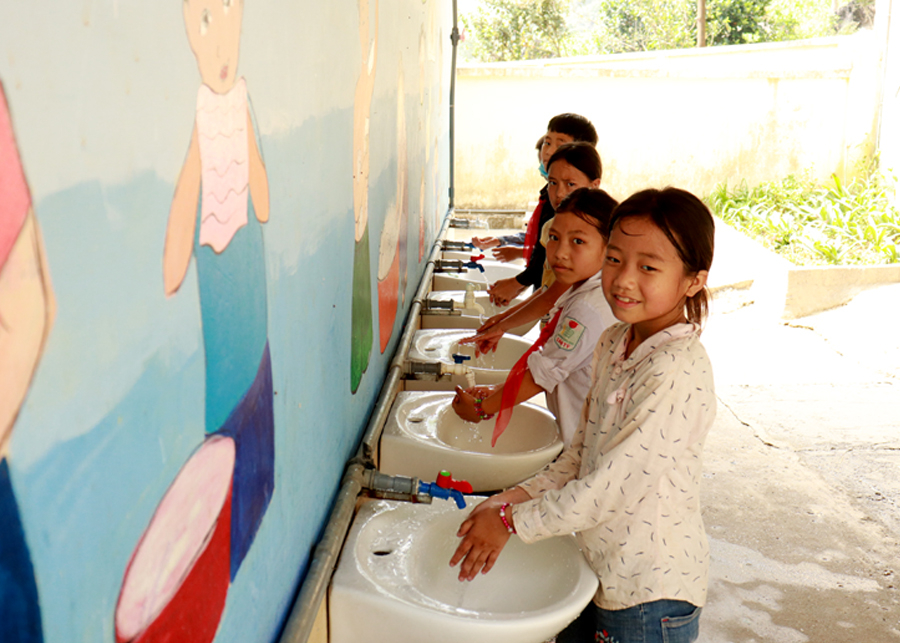 Trước mỗi bữa ăn, học sinh trường PTDT Bán trú Tiểu học Cán Tỷ rửa tay nhằm đảm bảo vệ sinh.