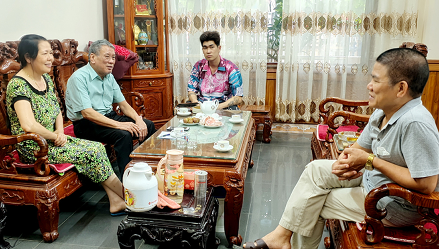Anh Đặng Quốc Thái và gia đình chị Trần Thị Thu Hương cùng trò chuyện về ký ức Trường Sa. 														Ảnh: PHƯƠNG HOA

