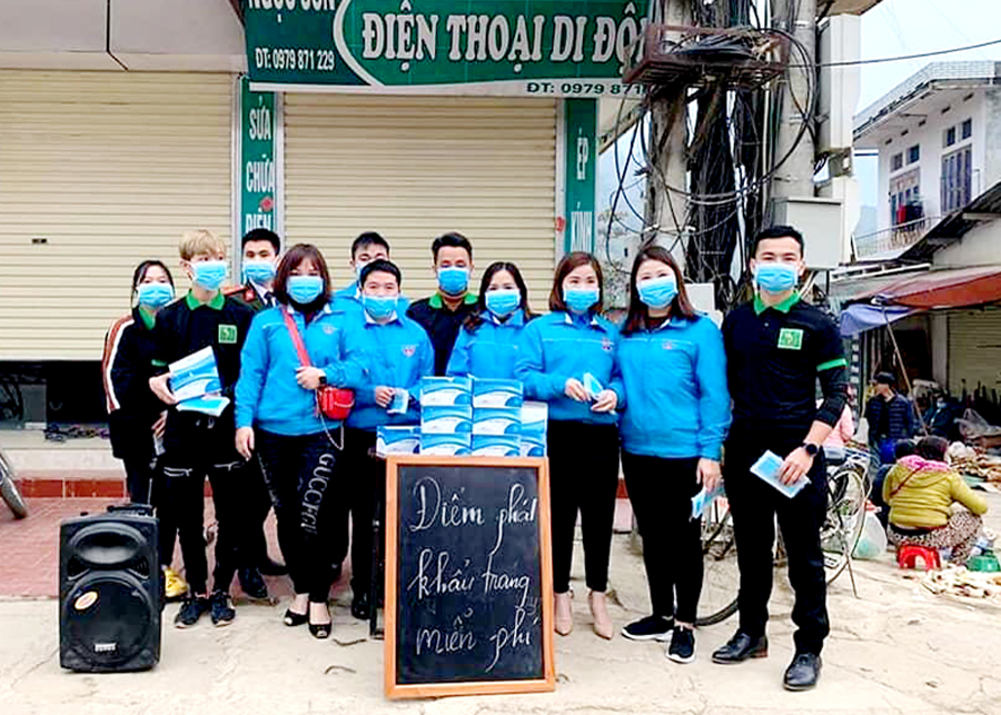 Đội thanh niên tình nguyện Yên Minh phát khẩu trang hỗ trợ phòng, chống dịch Covid - 19.