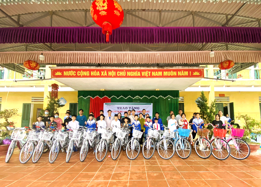 Đại diện của Tổ chức GNI tại huyện Quang Bình trao xe đạp cho các em học sinh có hoàn cảnh khó khăn tại xã Bằng Lang.