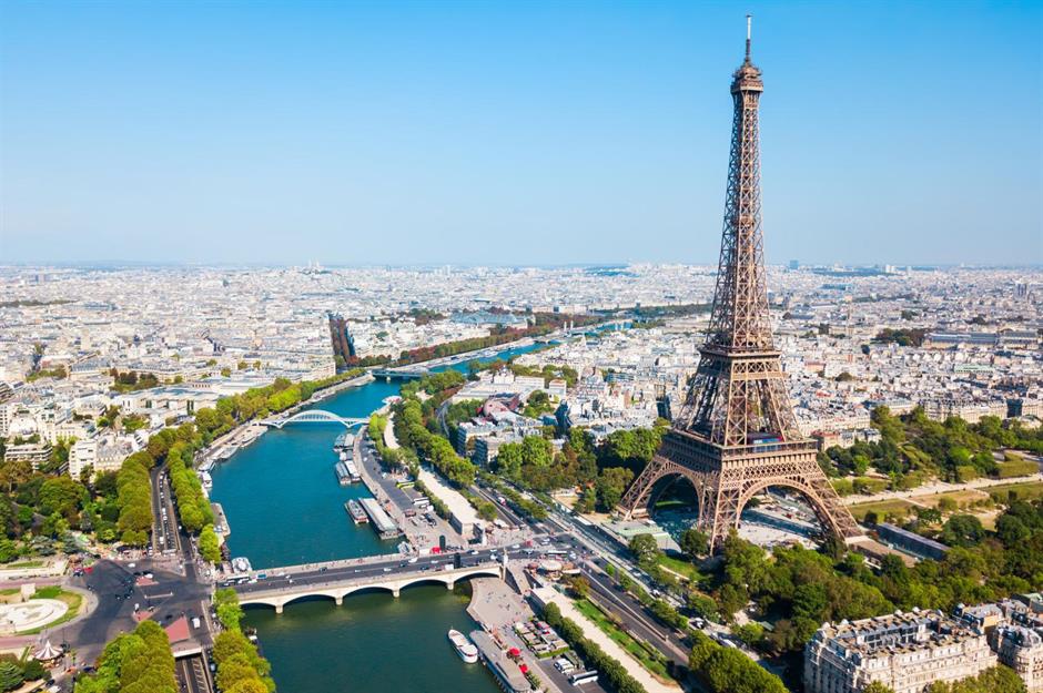 Tháp Eiffel, Paris, Pháp: Hiếm có công trình kiến ​​trúc nào trên thế giới có thể dễ dàng nhận biết như tháp Eiffel của Paris. Được xây dựng từ năm 1887 đến năm 1889, thiết kế ban đầu cao 312 m của tháp đã được lựa chọn từ một cuộc thi với hơn 100 tác phẩm dự thi. Nhiều người coi tháp Eiffel là một trong những công trình kiến ​​trúc nhân tạo đẹp nhất trên thế giới.