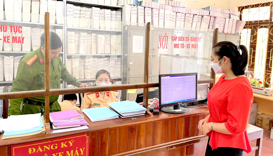 Công an huyện Yên Minh hỗ trợ, giải quyết thủ tục hành chính liên quan đến phân cấp đăng ký xe ô tô cho người dân. 