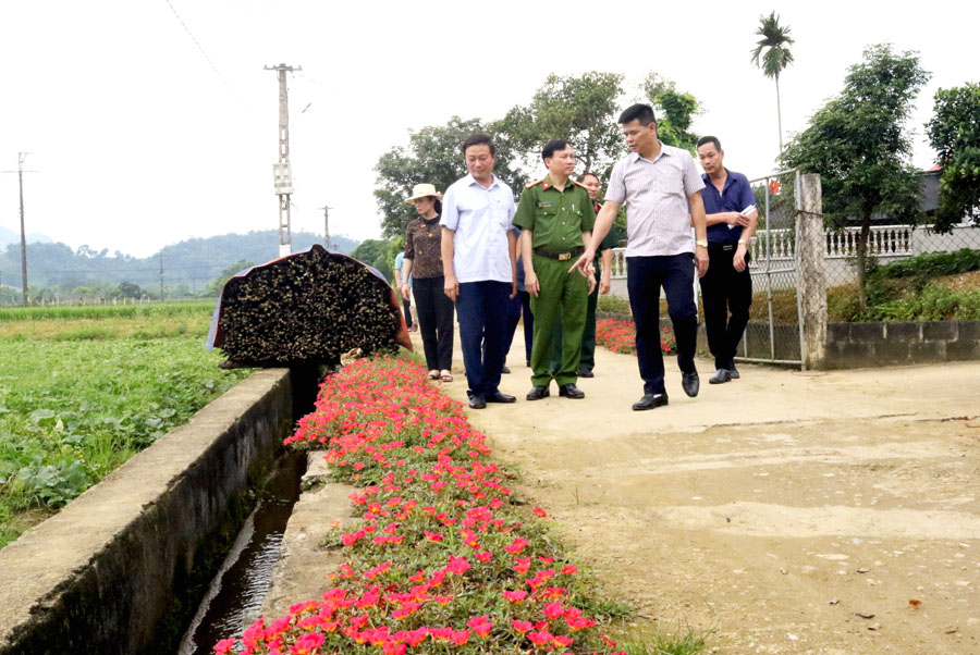 Lãnh đạo huyện Quang Bình kiểm tra tuyến đường hoa xanh - sạch - đẹp thôn Yên Thượng, xã Vĩ Thượng.