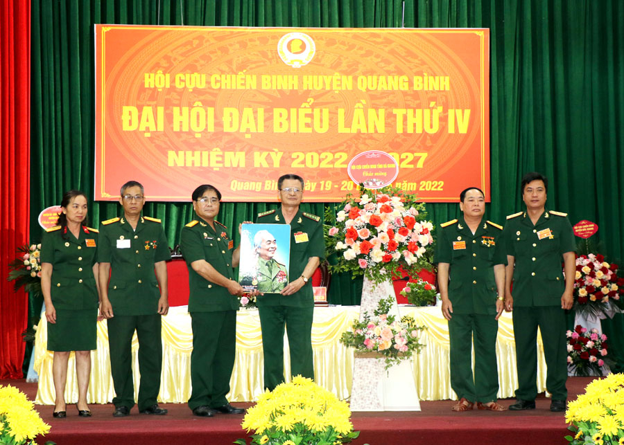 Lãnh đạo CCB tỉnh tặng ảnh Đại tướng Võ Nguyên Giáp và hoa chức mừng đại hội.
