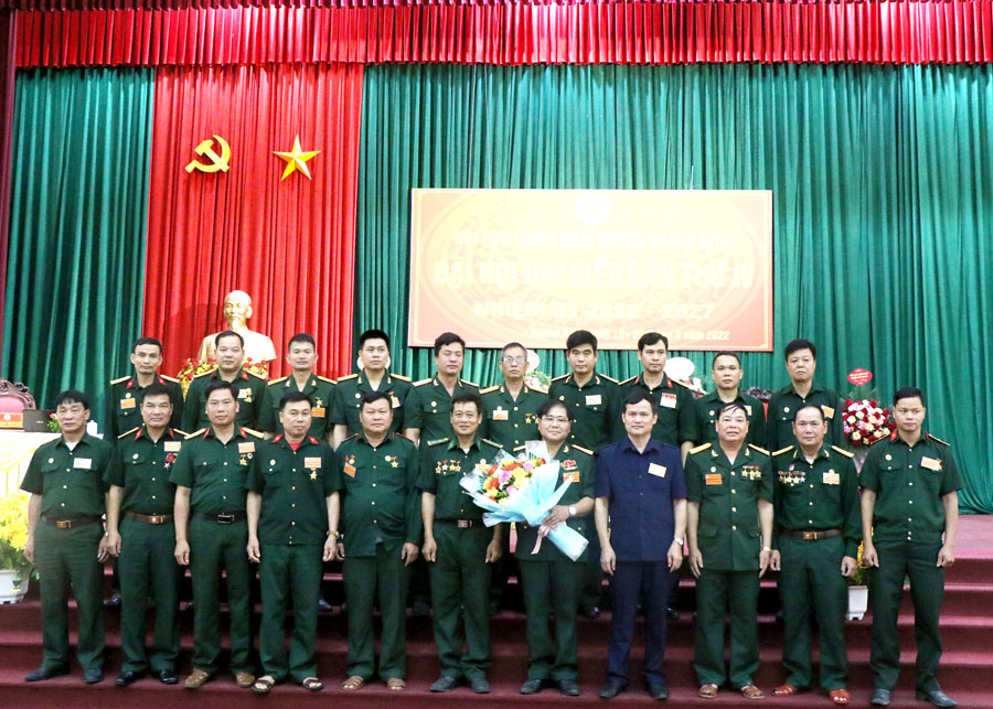 Lãnh đạo huyện Quang Bình tặng hoa, chức mừng các đồng chí BCH Hội CCB huyện Quang Bình khóa IV, nhiệm kỳ 2022 – 2027.
