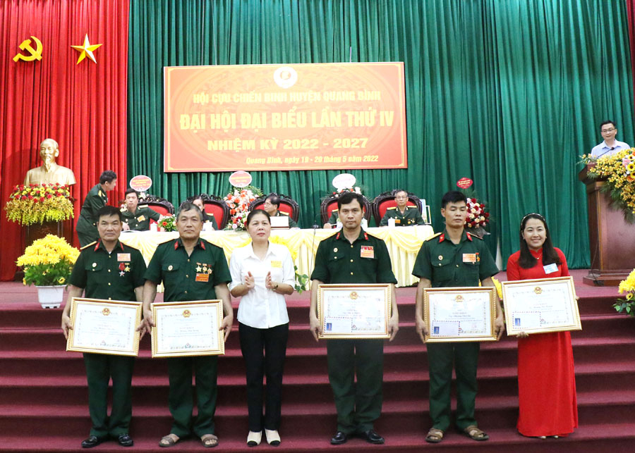 Lãnh đạo huyện Quang Bình tặng Giấy khen cho các cá nhân, tập thể đã có thành tích xuất sắc trong công tác hội và phong trào CCB nhiệm kỳ 2017 – 2022.