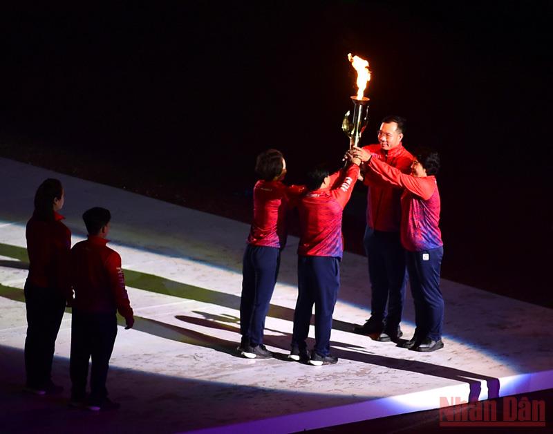Các vận động viên trao ngọn lửa thiêng của SEA Games 31.