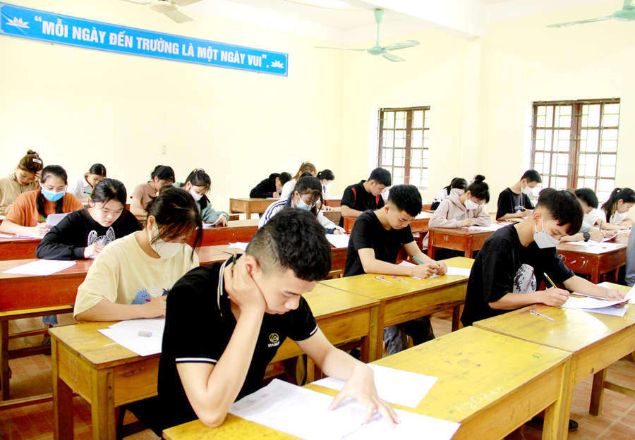 Học sinh Trường THCS&THPT Linh Hồ (Vị Xuyên) tham dự kỳ thi thử tốt nghiệp THPT năm 2022 do nhà trường tổ chức.