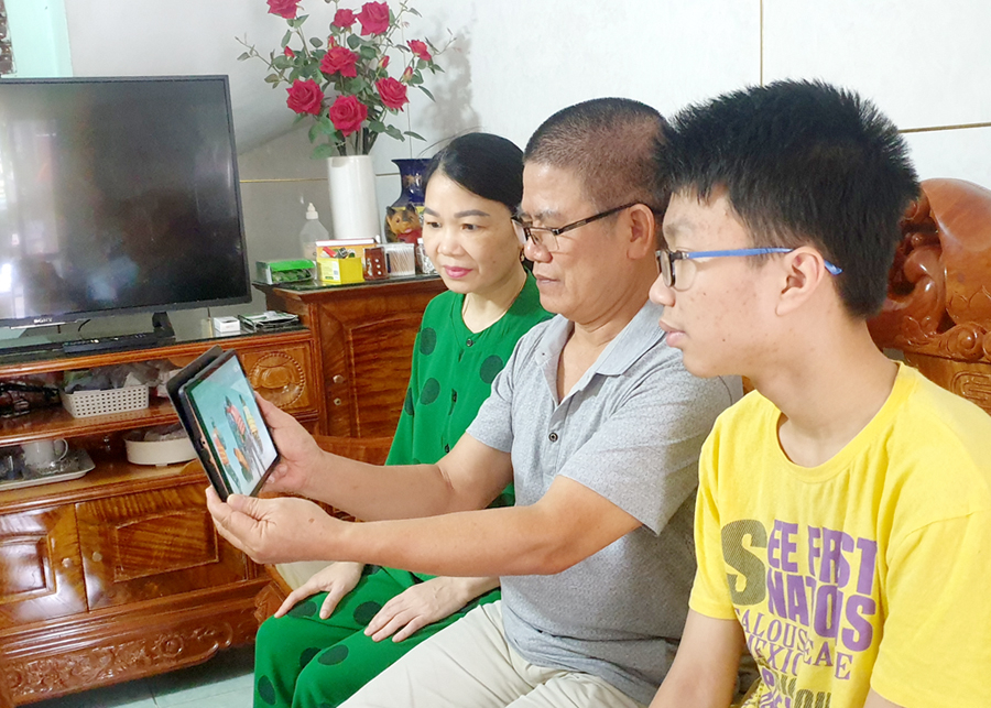 Gia đình anh Đặng Quốc Thái thường xuyên dõi theo tin tức về Trường Sa.