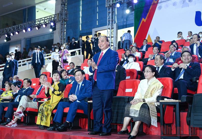 Chủ tịch nước Nguyễn Xuân Phúc, Chủ tịch Quốc hội Vương Đình Huệ, cùng các vị khách quốc tế tại lễ khai mạc.