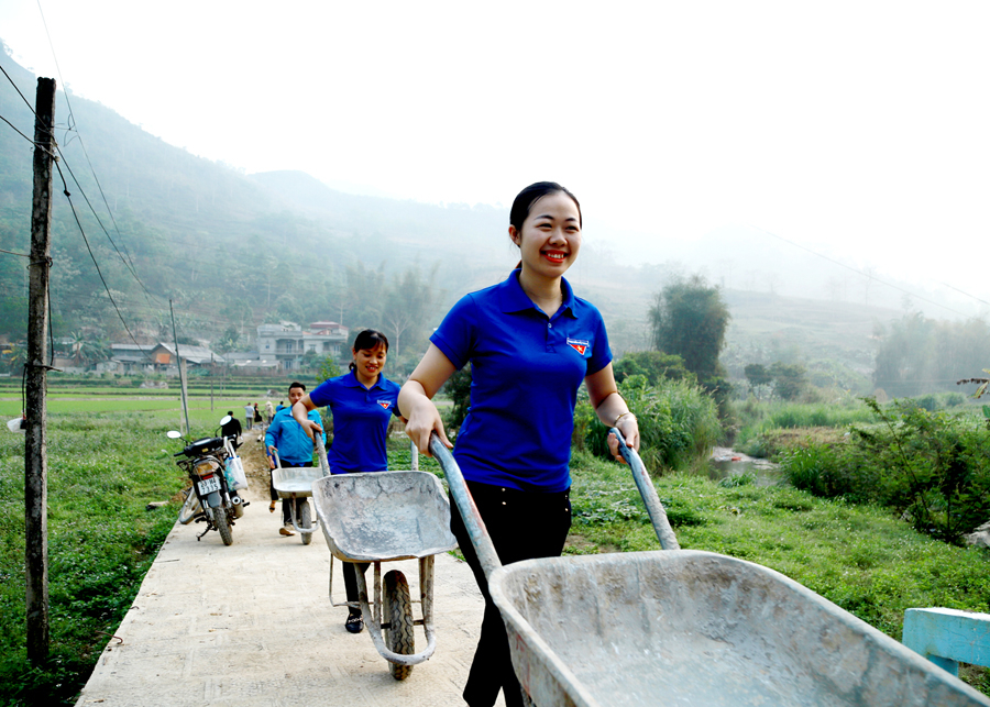 Thanh niên Yên Minh đóng góp công sức làm đường bê tông nội đồng tại Hữu Vinh.