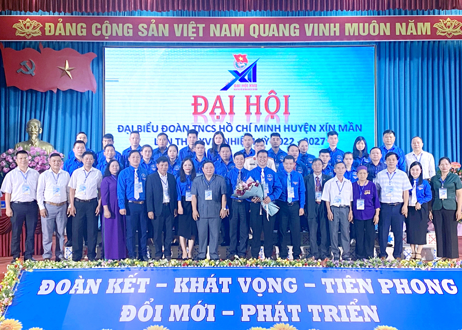 Lãnh đạo huyện Xín Mần và Tỉnh đoàn tặng hoa chúc mừng BCH Huyện đoàn Xín Mần khoá XVII, nhiệm kỳ 2022 – 2027.
