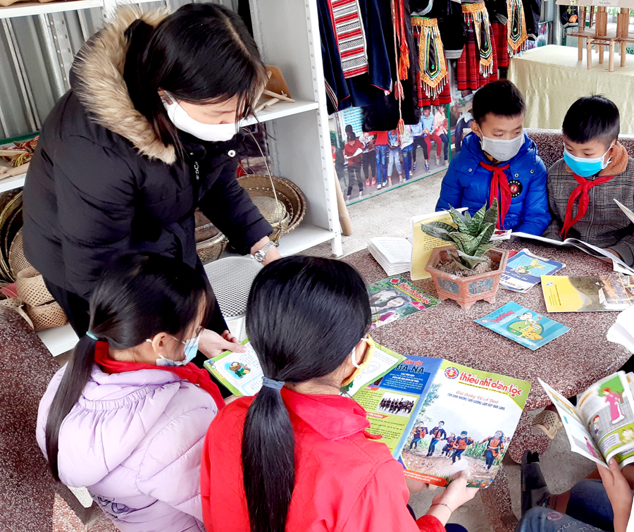 Thiếu nhi xã Bản Rịa (Quang Bình) học theo Bác chăm chỉ đọc sách, báo.                                                 Ảnh: TƯ LIỆU
