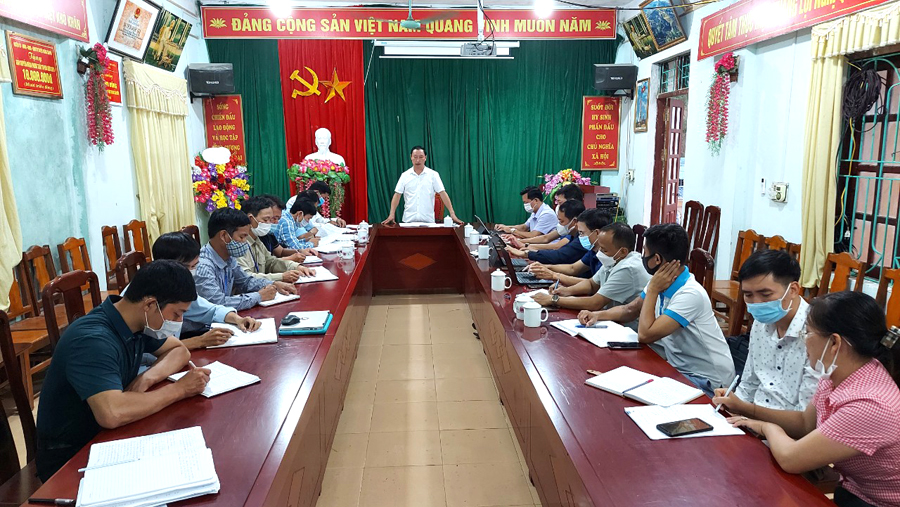 Lãnh đạo huyện Hoàng Su Phì kiểm tra việc thực hiện Quy chế dân chủ ở xã Bản Luốc.

