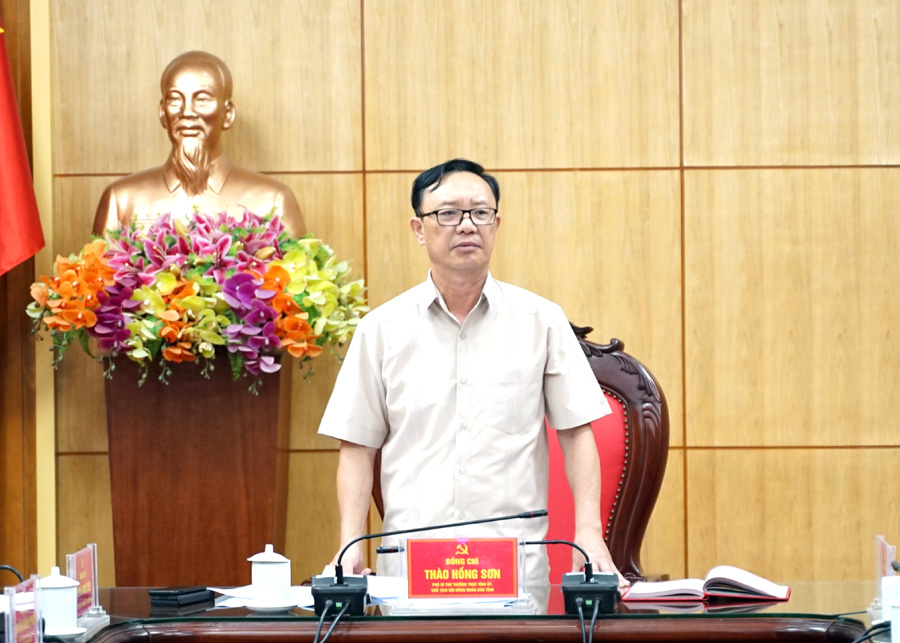 Phó Bí thư Thường trực Tỉnh ủy, Chủ tịch HĐND tỉnh Thào Hồng Sơn phát biểu tại cuộc họp.
