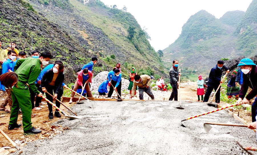 Nhân dân xã Cán Chu Phìn (Mèo Vạc) chung sức xây dựng Nông thôn mới.

